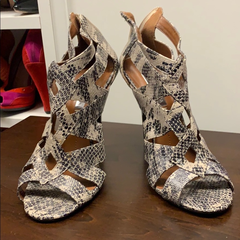 BCBG MAX AZRIA SNAKE PRINT PEEP TOE SANDALS